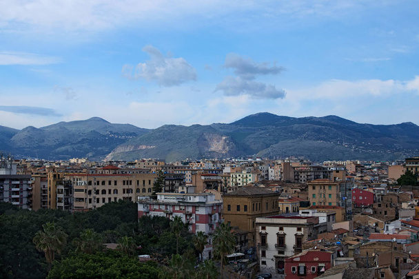 Lélegzetelállító kilátás a tetőről, a Palermo székesegyház lakóépületek. Palermo. Sicily - Fotó, kép