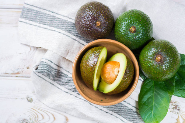 grüne reife Avocado aus Bio-Avocado-Plantage - gesunde Ernährung - Foto, Bild