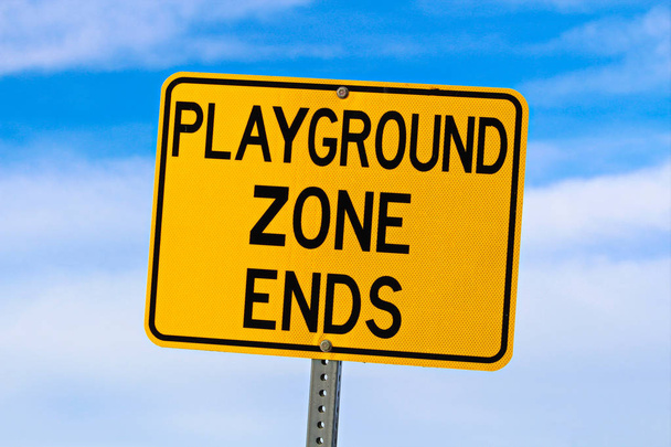 Zona de juegos End Sign Against Blue Cloudy Sky
 - Foto, Imagen