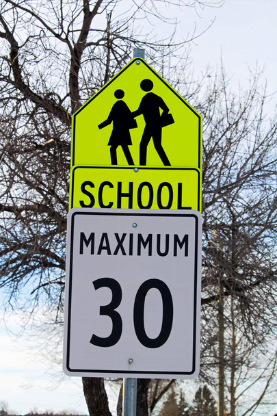 Segno zona scuola con limite di velocità massimo
 - Foto, immagini
