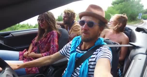  homem dirigindo amigos em cabriolet
 - Filmagem, Vídeo