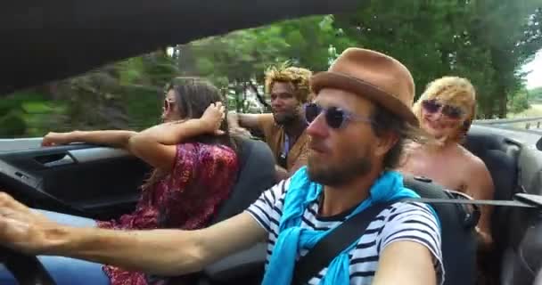  man driving friends in cabriolet - Footage, Video