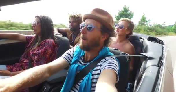  ο άνθρωπος οδήγησης φίλους στο καμπριολέ - Πλάνα, βίντεο