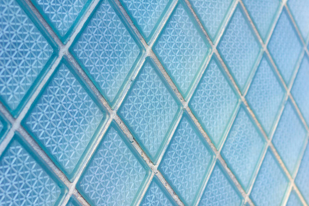 Finestra in mattone di vetro decorativo e lucido in blu come texture o per sfondo. Il muro. Sfondo geometrico
. - Foto, immagini