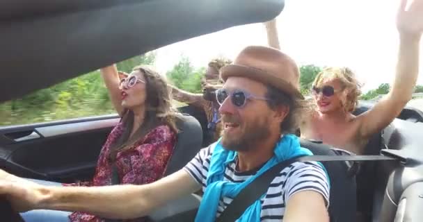 mężczyzna jadący z przyjaciółmi w cabriolet - Materiał filmowy, wideo