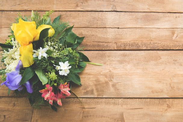 Bouquet of flowers on a wooden table - Foto, afbeelding