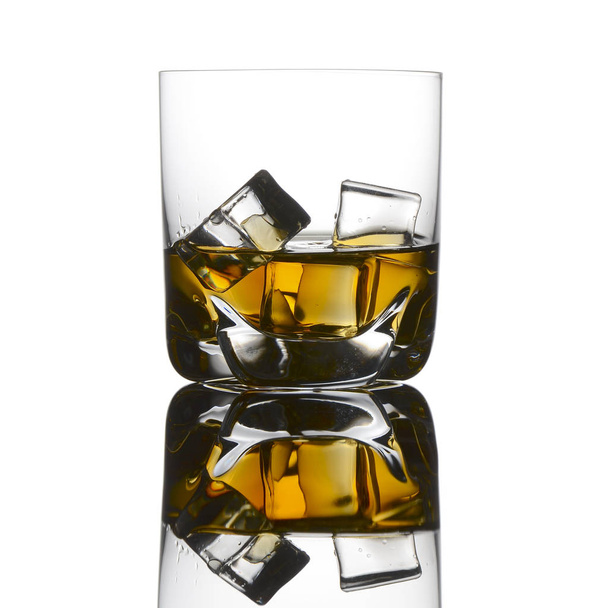 стакан с виски и лед изолированы
 - Фото, изображение