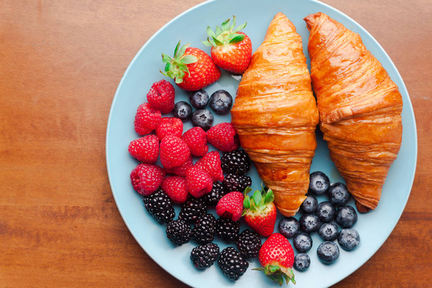 Yaz kahvaltı mavi tabakta. Taze olgun çilek ve pastrie - Fotoğraf, Görsel