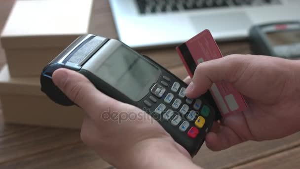 Επανδρώνει το χέρι πιέζοντας το κουμπί και σύρετε προς τα πιστωτικά cardterminal - Πλάνα, βίντεο
