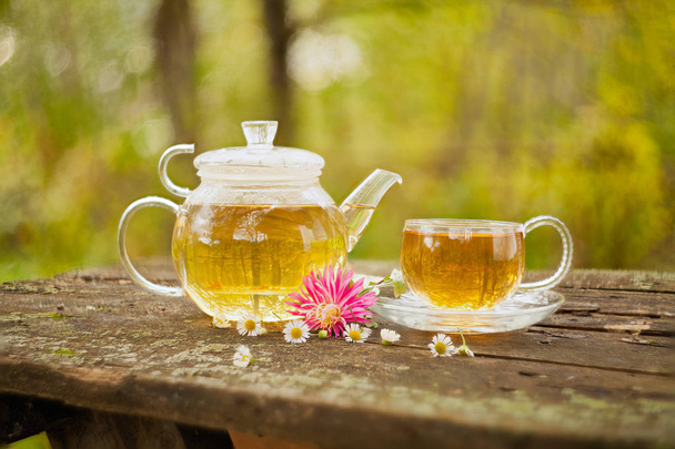 Groene thee in mooie beker - Foto, afbeelding