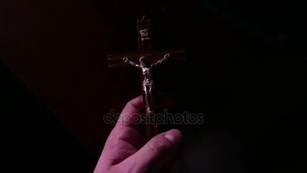 Main dans l'obscurité avec un crucifix en gros plan. 4K UHD
 - Séquence, vidéo