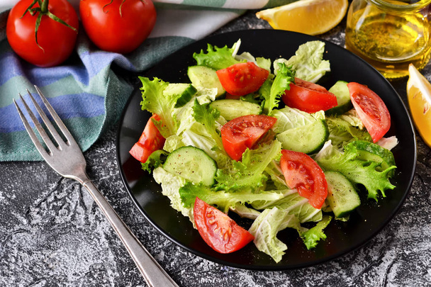 Vegetable salad with cucumber, tomatoes and olive oil. - Photo, image