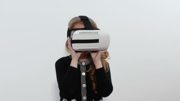 Okouzlující holčička bere virtuální reality brýle a ukáže palec. - Záběry, video