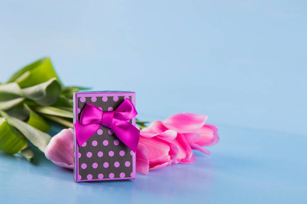 Kytice z růžové tulipány s krabičky na modré dřevěné pozadí - Fotografie, Obrázek
