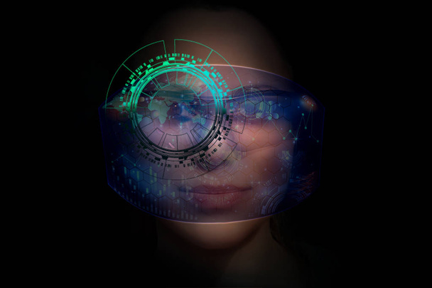 Közelkép portréja, fiatal és gyönyörű nő a virtuális futurisztikus szemüveg (technológia koncepció). Virtuális holografikus felület és a fiatal nő, fárasztó szemüveg - Fotó, kép