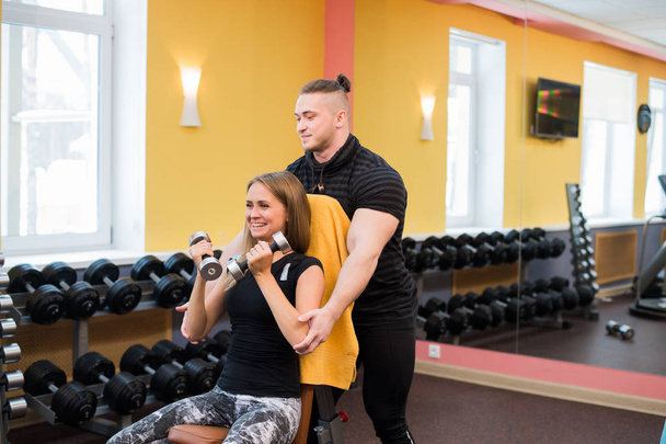 Žena s její osobní fitness trenér v posilovně, cvičení moc gymnastika s činka - Fotografie, Obrázek