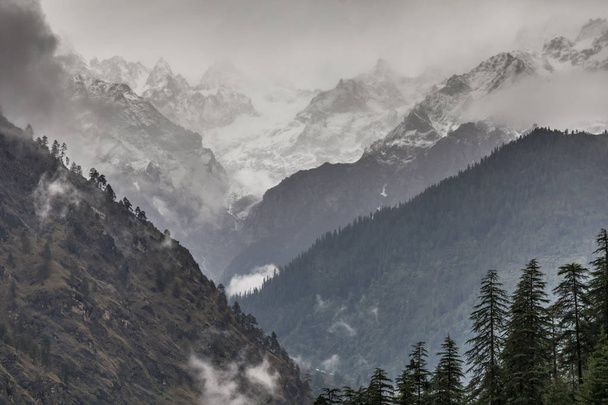 Picos del Himalaya, Himachal Pradesh, India
 - Foto, imagen