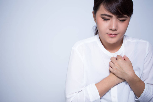 Vrouw met symptomatische pijn op de borst - Foto, afbeelding