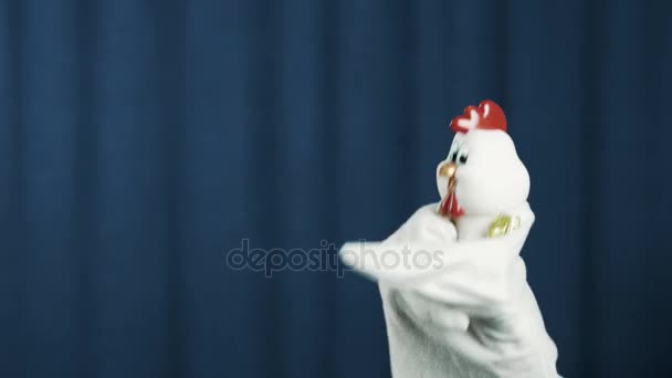 Títeres de mano de pollo y caballo bailando y saludando en escena con fondo azul
 - Imágenes, Vídeo