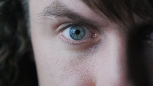 Zbliżenie oczu mężczyzn. Źrenicy zwęża się w zwolnionym tempie - Materiał filmowy, wideo