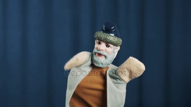 alter Mann Handpuppe machen Gesicht Handflächen in Not auf Szene mit blauem Hintergrund - Filmmaterial, Video