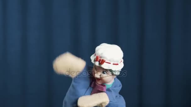 Stara kobieta pacynka pojawia się scena Dokonaj podrzucanie ruchy na niebieskim tle - Materiał filmowy, wideo