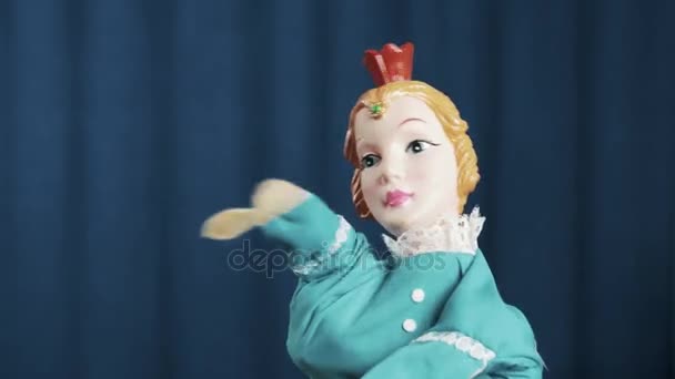 Prinzessinnen-Handpuppe erscheint auf Szene und macht Hip-Hop-Bewegungen, blauer Hintergrund - Filmmaterial, Video