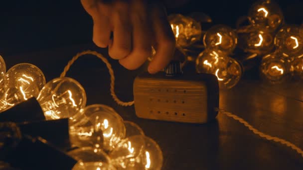Elektromos retro garland kézműves mester villanyszerelő. elektromos váltó - Felvétel, videó