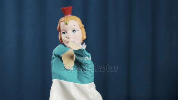 Prinses hand puppet groet publiek op blauwe achtergrond, zwaaien en lopen - Video