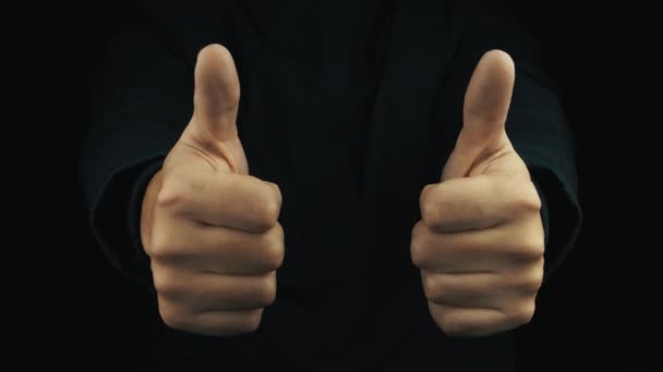 Męskiej ręki w długi rękaw kurtki palec gesty, naśladowanie gry na joypad - Materiał filmowy, wideo