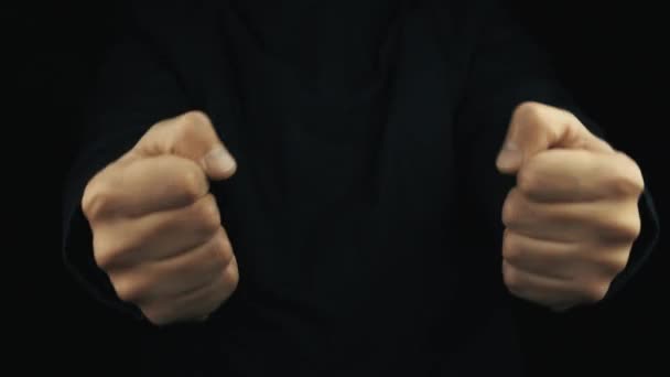 Αρσενική χέρι στο μακρύ μανίκι σακάκι χειρονομιών, μιμούμενοι στροφής τιμονιού - Πλάνα, βίντεο