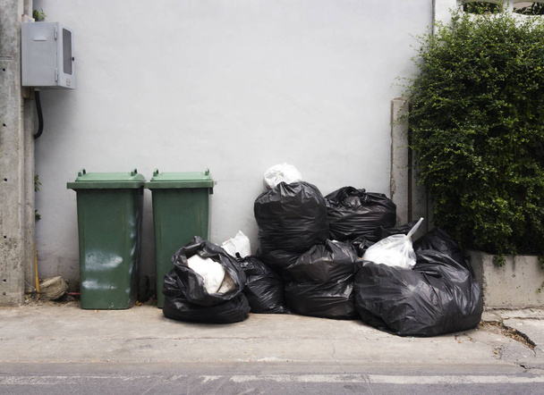 lixeiras de reciclagem de lixo verde
 - Foto, Imagem