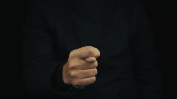 Мужская рука в длинном рукаве куртка делает непристойный шаш знак жеста
 - Кадры, видео