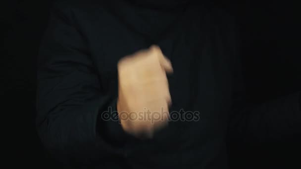 Αρσενική χέρι σε μακρύ μανίκι σακάκι ανακινείται γροθιά παίζοντας ψαλίδια για χαρτί ροκ - Πλάνα, βίντεο