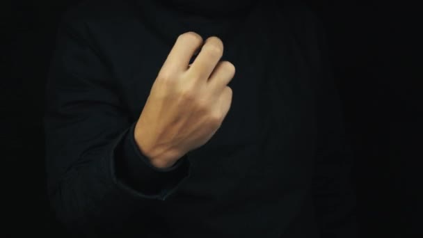 Αρσενική χέρι σε μακρύ μανίκι σακάκι χαλαρώνω δάχτυλα κάνοντας μετρώντας σημάδι χειρονομία - Πλάνα, βίντεο