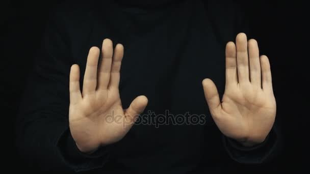 Męskiej ręki w długi rękaw kurtki palms zatrzymanie i włoski stereotyp gesty - Materiał filmowy, wideo