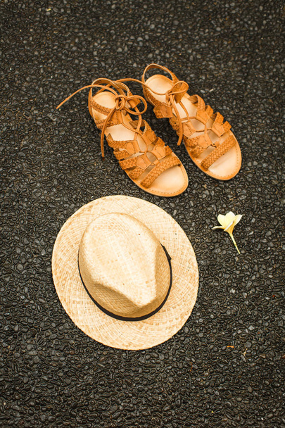 Пляжная одежда: сандалии, купальник, шляпа, очки
 - Фото, изображение