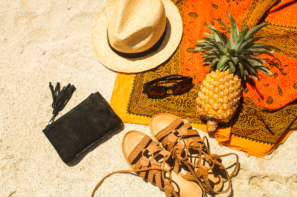 strand-kép: szandál, a bikini, a kalap és a szemüveg - Fotó, kép