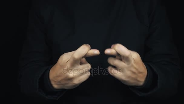 手話を願ってクロスの指を作る長い袖のジャケットの男性の手 - 映像、動画
