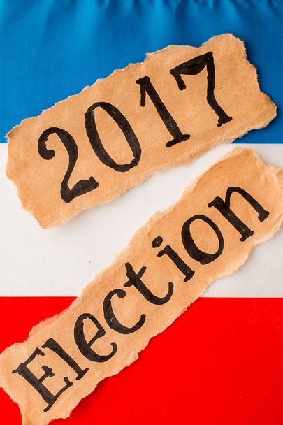  Wybory w 2017 r., napis na arkuszu papieru poszarpane - Zdjęcie, obraz