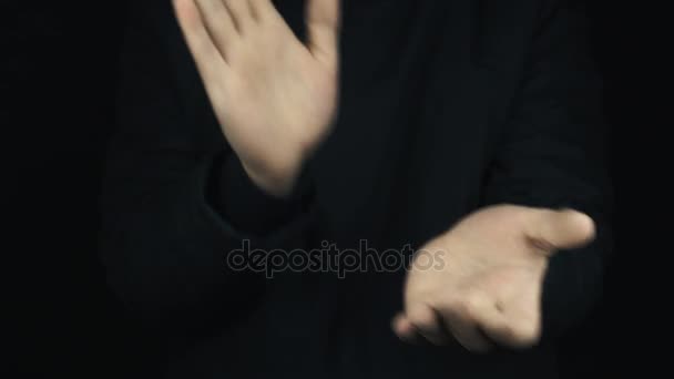 Manos masculinas en chaqueta de manga larga aplaudiendo y tirar del pulgar hacia arriba gesto signo
 - Imágenes, Vídeo
