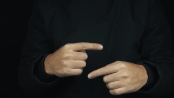Αρσενικό χέρια σε μακρύ μανίκι σακάκι συστροφή επισημαίνοντας δάχτυλα γύρω από - Πλάνα, βίντεο