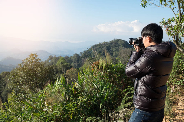Joven viajero profesional hombre con cámara de tiro al aire libre, fa
 - Foto, imagen