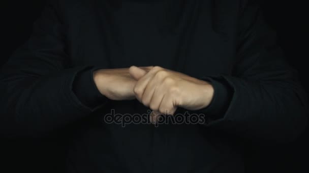 Mannelijke handen in lange mouwen jas trek kraken vingers op zijn beurt één voor één - Video