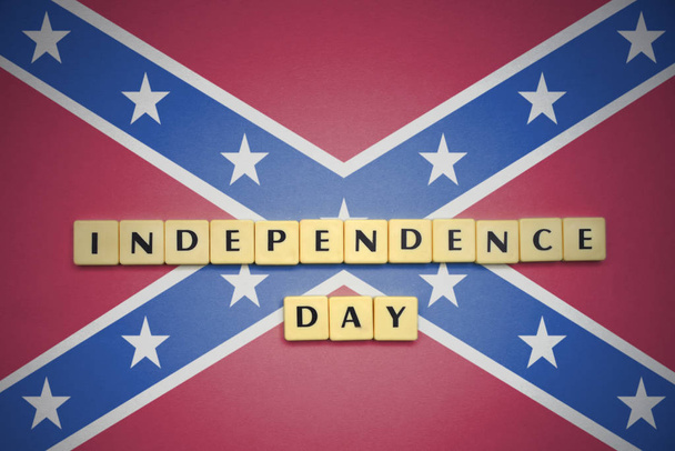 cartas con el día de la independencia del texto en la bandera confederada
 . - Foto, Imagen