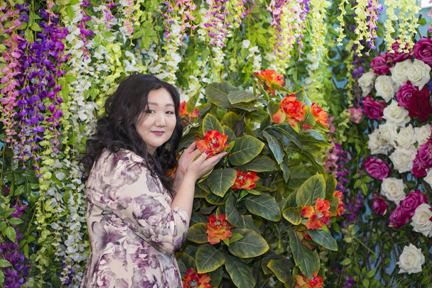 Full Asian woman in the room with flowers. - Foto, immagini