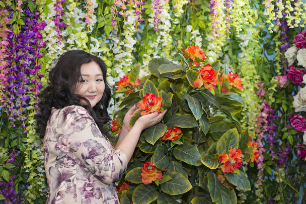 Full Asian woman in the room with flowers. - Foto, Bild