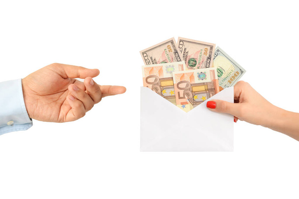 Femme main tenant une enveloppe pleine d'argent, concept de corruption
 - Photo, image