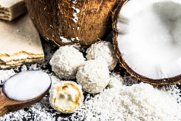 Coconut products: coconut oil and coconut candies - Foto, Bild