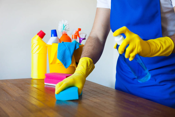 Fechar-se de homem jovem vestindo avental limpeza cozinha Superfície
 - Foto, Imagem